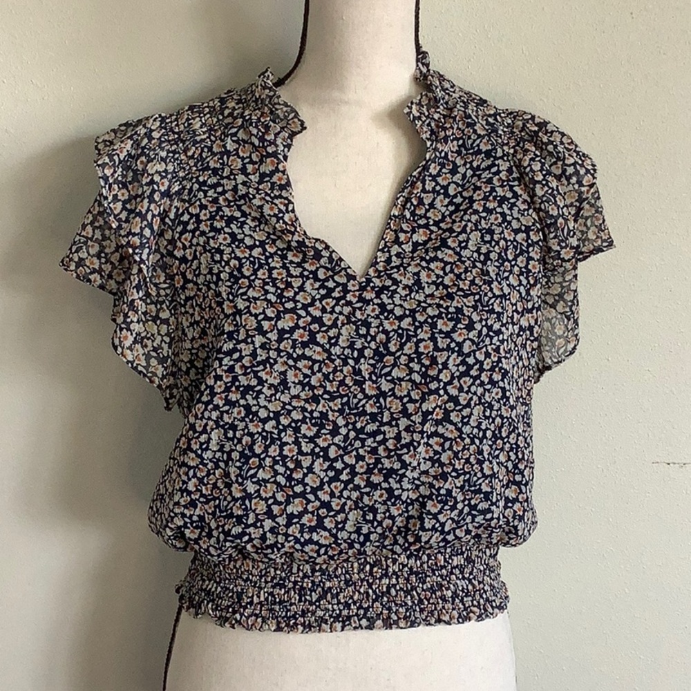ASTR the Label ruffle sleeve top size navy/white